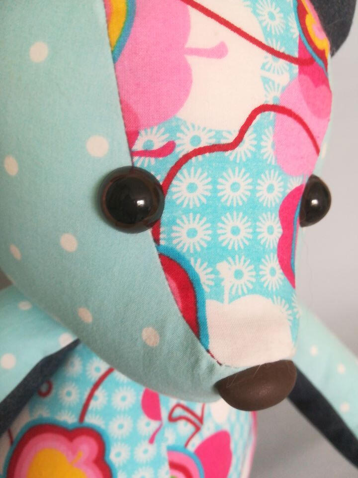 Erinnerungsbär / Memory Bear aus einem dünnen Jeansrock, Wäschebeutel und Stoffrest mit Äpfelchendecor Ein Erinnerungsbär / Memory Bear aus einem alten Jeansrock, einem Wäschebeutel und einem Stoffrest mit Äpfelchendecor
