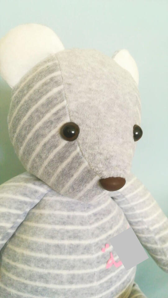 Erinnerungsbär / Memory Bear aus einer hellgrauen Nicki-Jacke Ein Erinnerungsbär / Memory Bear aus einer hellgrauen geringelten Nicki-Jacke mit rosa Aufdruck